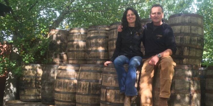 Néstor y Lila crearon la primera destilería de whisky de malta del país y son pioneros en la siembra de cebadas especiales en Chubut