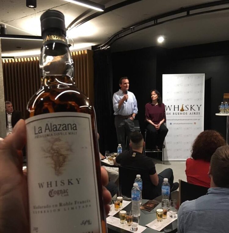 Néstor y Lila crearon la primera destilería de whisky de malta del país y son pioneros en la siembra de cebadas especiales en Chubut