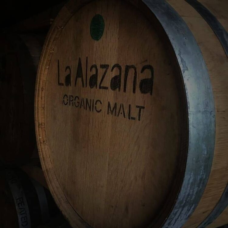 Néstor y Lila crearon la primera destilería de whisky de malta del país y son pioneros en la siembra de cebadas especiales en Chubut