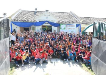 ¿Qué hacen los hijos e hijas de trabajadores rurales temporarios mientras sus padres salen a trabajar?