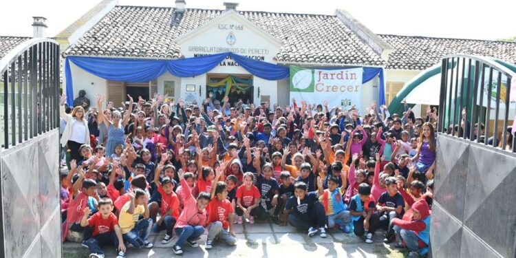 ¿Qué hacen los hijos e hijas de trabajadores rurales temporarios mientras sus padres salen a trabajar?