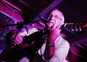 La Peña del Colorado: Josué Escudero, el agrónomo cantor que sueña grabar un disco con sus hijos mientras promueve las aplicaciones selectivas en Las Lajitas