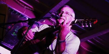 La Peña del Colorado: Josué Escudero, el agrónomo cantor que sueña grabar un disco con sus hijos mientras promueve las aplicaciones selectivas en Las Lajitas
