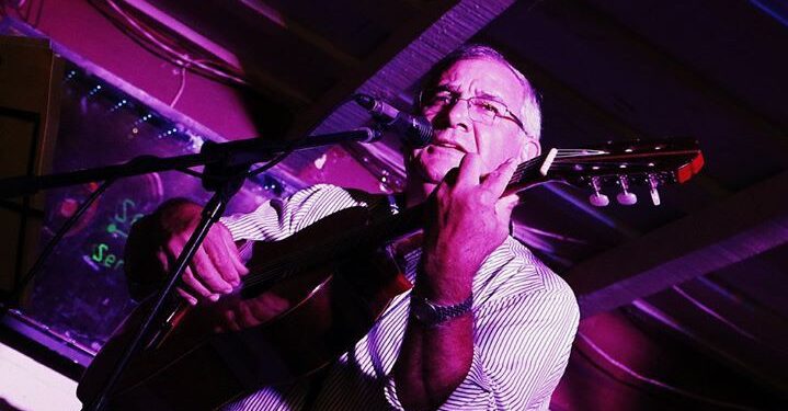 La Peña del Colorado: Josué Escudero, el agrónomo cantor que sueña grabar un disco con sus hijos mientras promueve las aplicaciones selectivas en Las Lajitas