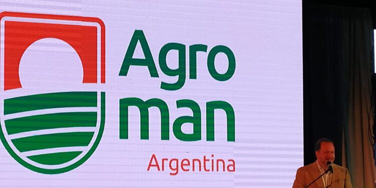 Por Marcos Juárez apareció un “Agro man” con ganas de volar más alto de lo que permiten los Kirchner: Los cordobeses lo bajaron de un hondazo