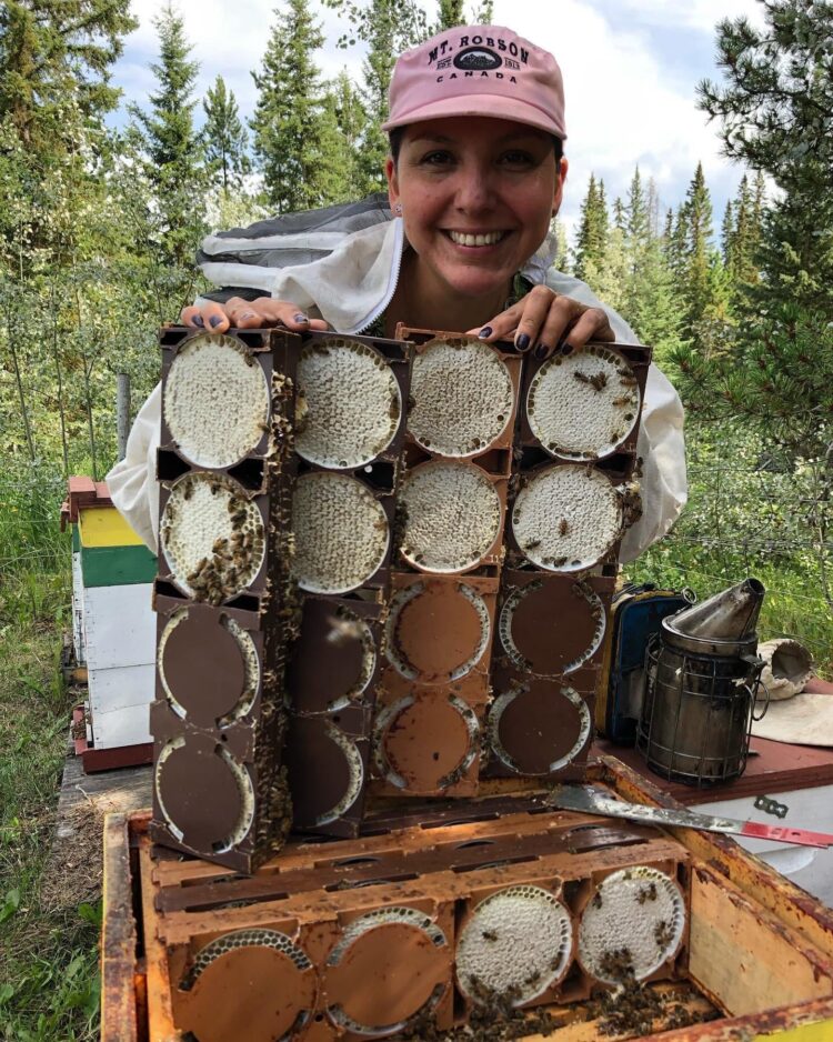 La historia de Claudia y Ezequiel, dos apicultores argentinos en Canadá: No piensan regresar porque allá tienen mil oportunidades, aunque a veces tropiecen con los osos