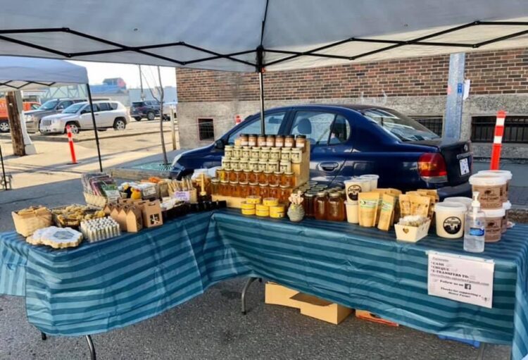 La historia de Claudia y Ezequiel, dos apicultores argentinos en Canadá: No piensan regresar porque allá tienen mil oportunidades, aunque a veces tropiecen con los osos