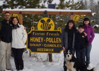 La historia de Claudia y Ezequiel, dos apicultores argentinos en Canadá: No piensan regresar porque allá tienen mil oportunidades, aunque a veces tropiecen con los osos