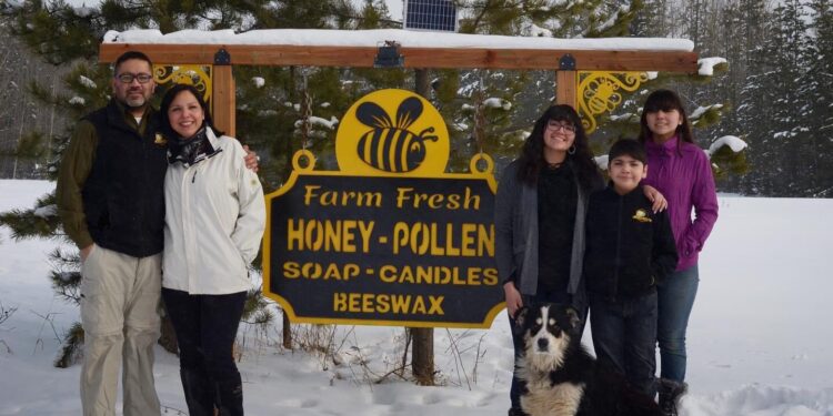 La historia de Claudia y Ezequiel, dos apicultores argentinos en Canadá: No piensan regresar porque allá tienen mil oportunidades, aunque a veces tropiecen con los osos