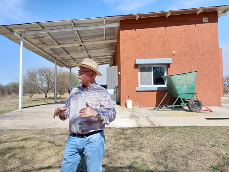El cordobés Walter Osterode desafía el tiempo y elabora un aceite extra virgen con olivos plantados por su abuelo hace 75 años