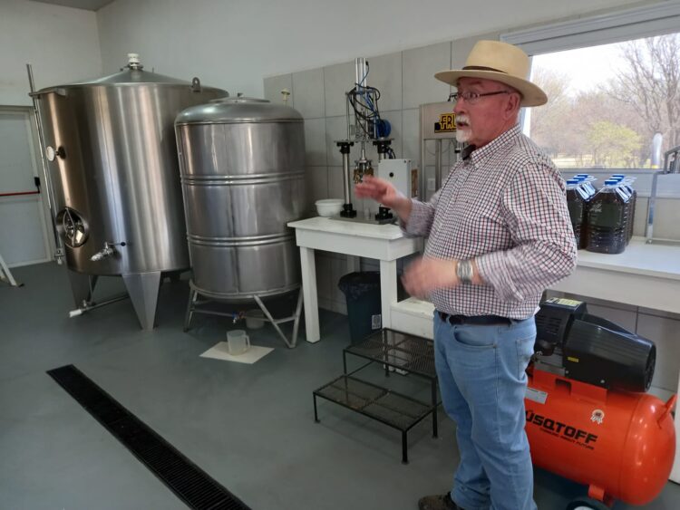 El cordobés Walter Osterode desafía el tiempo y elabora un aceite extra virgen con olivos plantados por su abuelo hace 75 años