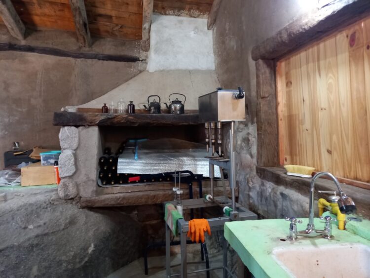 Trepando al Champaquí, la enóloga Elina Gaido montó un viñedo experimental donde además rescata las cepas olvidadas de Traslasierra