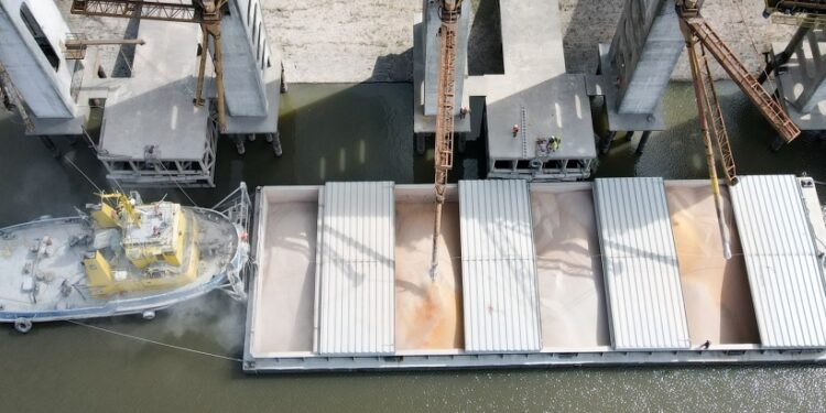 El puerto de Concepción del Uruguay volvió a operar con barcazas después de 17 años