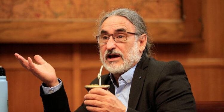 La pobreza de la gestión de Luis Basterra también pudo medirse en los regalos que recibió el ex ministro