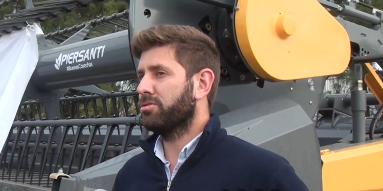 Por las trabas a las importaciones “entran muchas cosechadoras pero no entra el cabezal”, dice Luciano Corna, que trabaja en una fábrica que produce esas plataformas