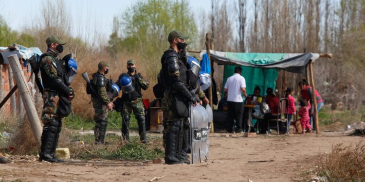 La usurpación de una chacra en el Alto Valle dejó entrever la triste situación que afrontan las fincas productoras de peras y manzanas