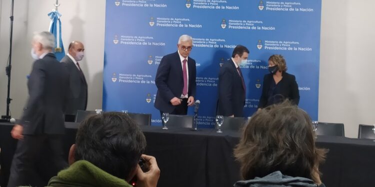 Si esto fuera una pelea de boxeo, “El Huracán” Domínguez le ganó a “La Chancha” Kulfas por KO y en el primer round