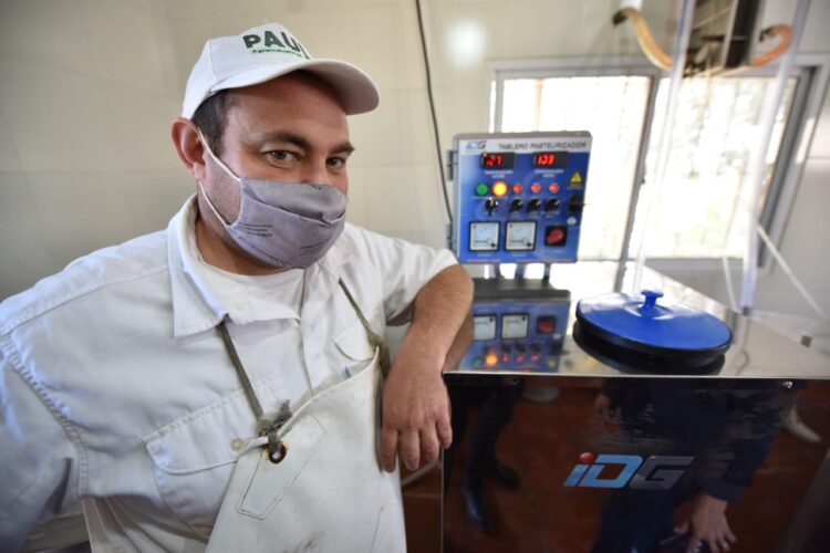 Una historia deliciosa: Una agrotécnica de Entre Ríos ya puede envasar en sachet la leche que produce en el tambo educativo