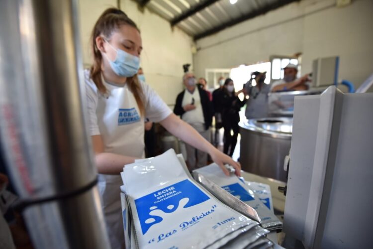 Una historia deliciosa: Una agrotécnica de Entre Ríos ya puede envasar en sachet la leche que produce en el tambo educativo