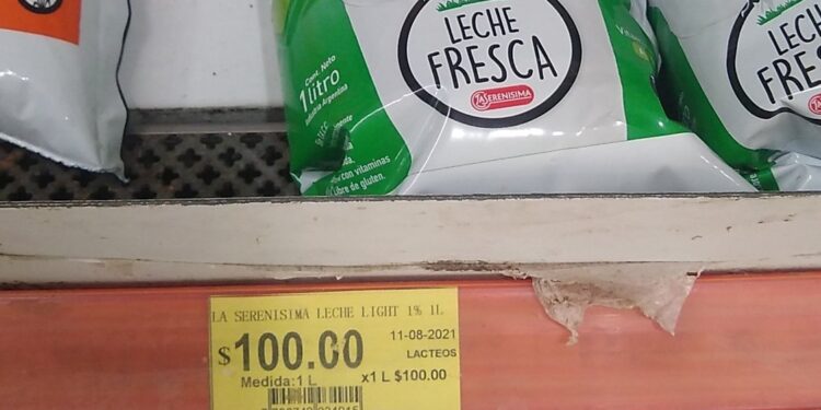 La leche en sachet ya tocó los 100 pesos, pero la participación del productor está estancada y representa solo un 30%