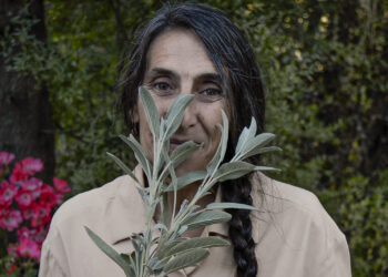 Sara Itkin es una médica que se volcó por completo al naturismo: “Las plantas no distraen, sanan”