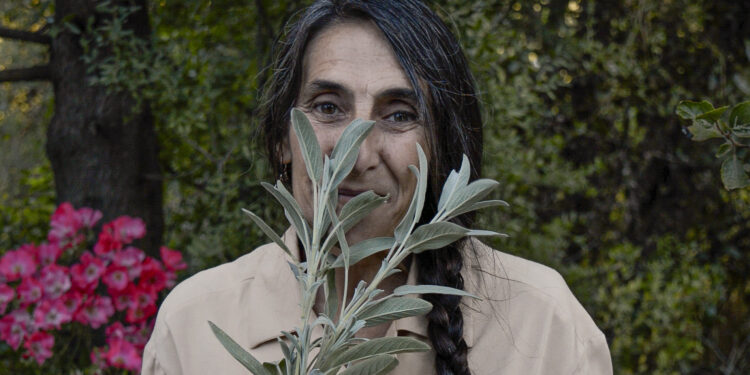 Sara Itkin es una médica que se volcó por completo al naturismo: “Las plantas no distraen, sanan”