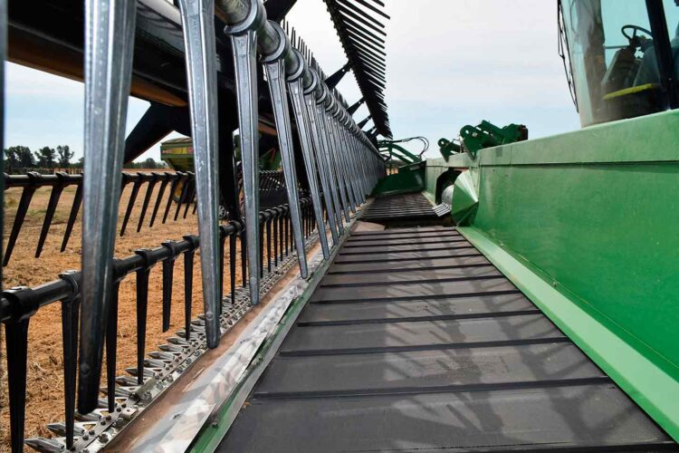 Por las trabas a las importaciones “entran muchas cosechadoras pero no entra el cabezal”, dice Luciano Corna, que trabaja en una fábrica que produce esas plataformas