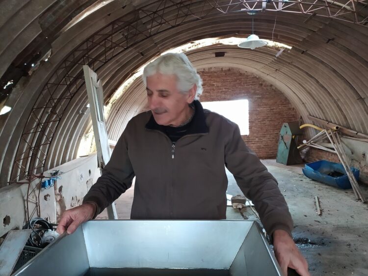 Roberto Rossi transformó en bodega un viejo tambo familiar para elaborar los primeros vinos de Carlos Keen