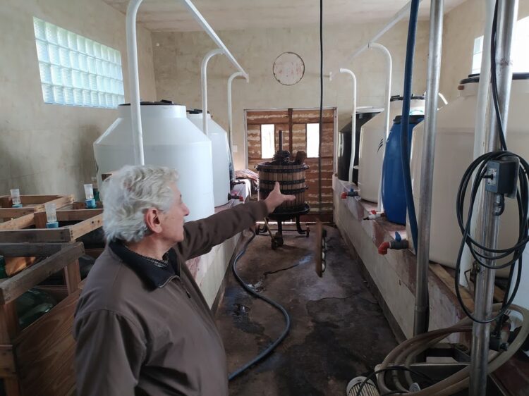 Roberto Rossi transformó en bodega un viejo tambo familiar para elaborar los primeros vinos de Carlos Keen
