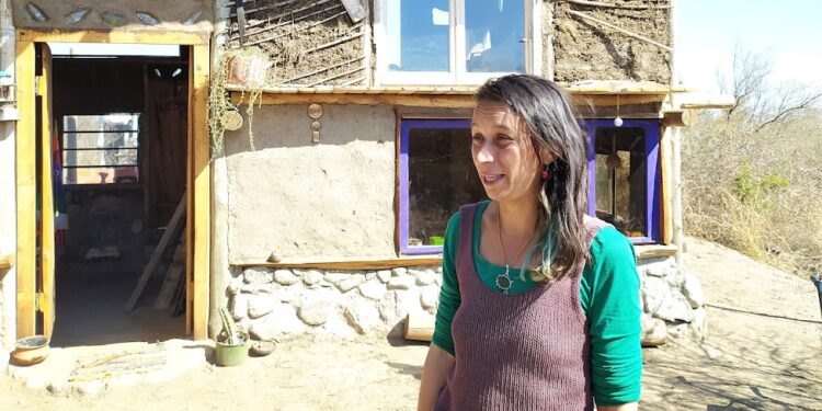 Sara está feliz de ser “yuyera”: Decidió vivir en medio del monte para cosechar (y custodiar) las plantas nativas y medicinales