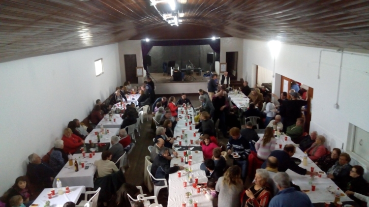 “Cinema Paradiso” en el medio del campo: Con menos de 40 habitantes, Colonia Lapin reabrió su cine rural para mantener vivo el legado cultural de los primeros colonos