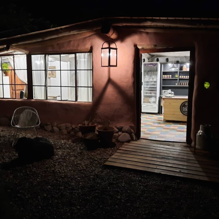 Ignacio y Soledad: La pequeña gran historia de dos jóvenes agrónomos que decidieron producir quesos de cabra (y barritas de dulce de leche) en Yacanto