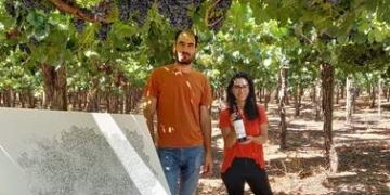 En la bodega riojana La Puerta, el agrónomo Javier Collovati impulsa mezclas de uvas con arte e historias