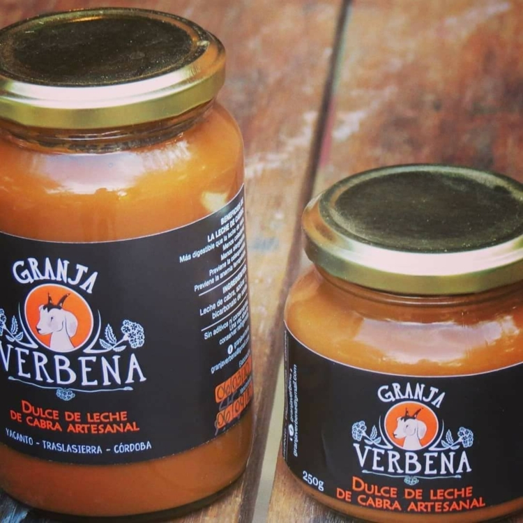 Ignacio y Soledad: La pequeña gran historia de dos jóvenes agrónomos que decidieron producir quesos de cabra (y barritas de dulce de leche) en Yacanto