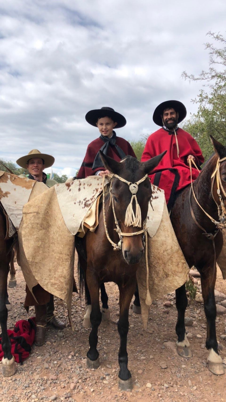 La emotiva historia del pequeño Milo, quien sana cantando folklore en vivo y cabalgó 56 días junto a los gauchos de Güemes