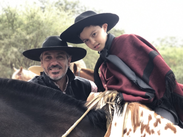 La emotiva historia del pequeño Milo, quien sana cantando folklore en vivo y cabalgó 56 días junto a los gauchos de Güemes