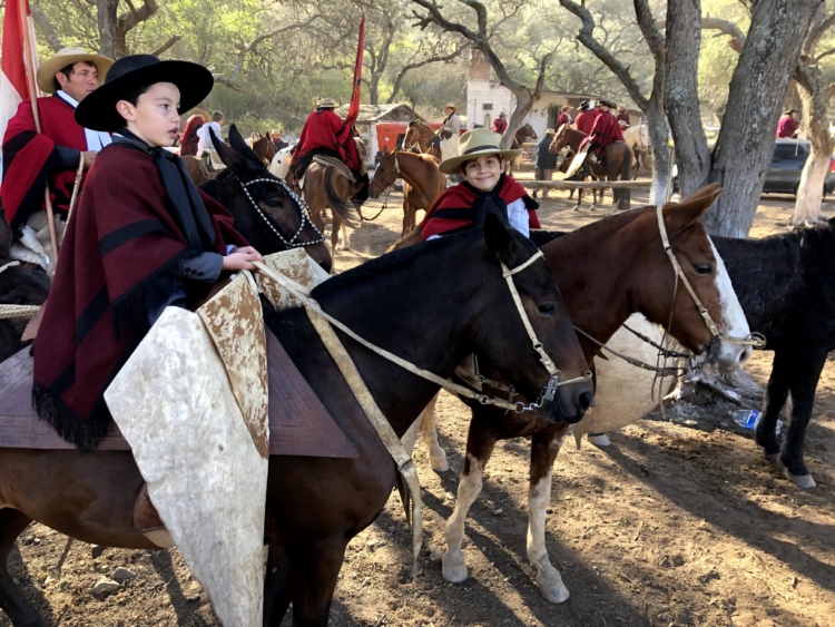 La emotiva historia del pequeño Milo, quien sana cantando folklore en vivo y cabalgó 56 días junto a los gauchos de Güemes