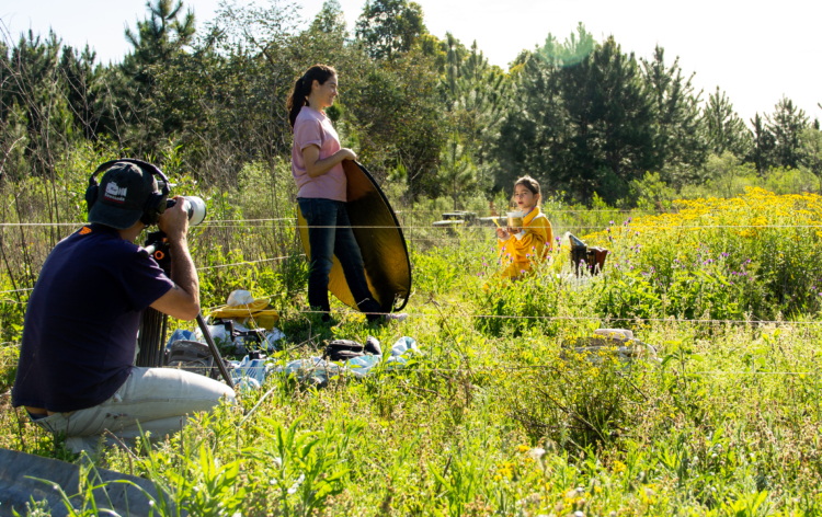 Con 7 años y un encanto sin igual, la “gnomita” Aimé explica con sus palabras cómo es la vida de los distintos bichos de campo