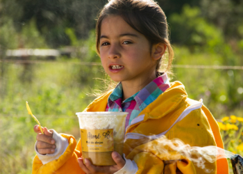 Con 7 años y un encanto sin igual, la “gnomita” Aimé explica con sus palabras cómo es la vida de los distintos bichos de campo