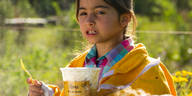 Con 7 años y un encanto sin igual, la “gnomita” Aimé explica con sus palabras cómo es la vida de los distintos bichos de campo