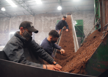 Crecieron produciendo un sustrato especial para cannabis y se ilusionan con más: “Tener cultivos legales va a impulsar la economía”, asegura Juan González Pena