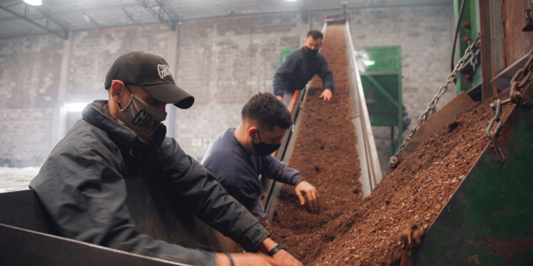 Crecieron produciendo un sustrato especial para cannabis y se ilusionan con más: “Tener cultivos legales va a impulsar la economía”, asegura Juan González Pena