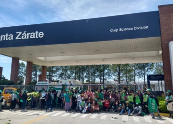 Mujeres de la UTT fueron hasta la planta de Bayer en Zárate para protestar por un proyecto de acceso a la tierra que los legisladores no tienen interés en tratar