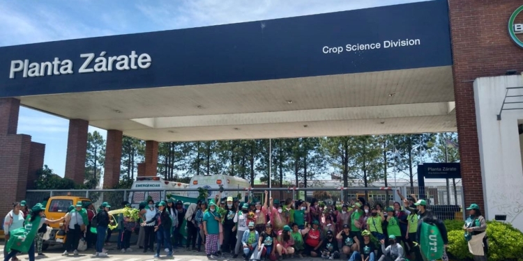 Mujeres de la UTT fueron hasta la planta de Bayer en Zárate para protestar por un proyecto de acceso a la tierra que los legisladores no tienen interés en tratar