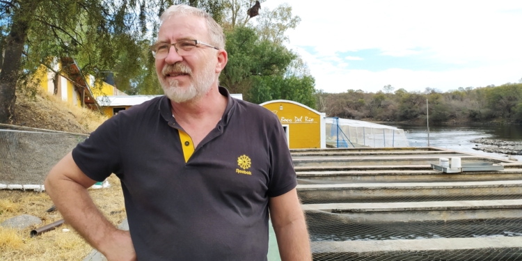 Todo comenzó pescando mojarritas: Sergio Salas cumplió su sueño de criar y sembrar truchas “con acento cordobés” en Traslasierra