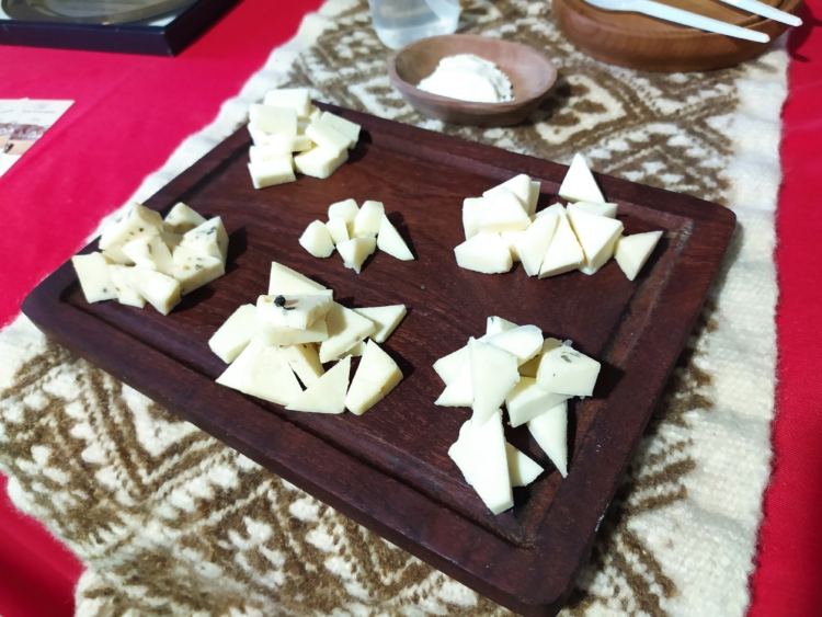 Querían sembrar orégano y terminaron criando cabras: Valeria y Rafael jamás pensaron en ser pastores y maestros queseros