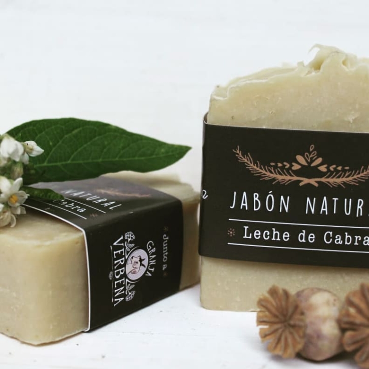 Ignacio y Soledad: La pequeña gran historia de dos jóvenes agrónomos que decidieron producir quesos de cabra (y barritas de dulce de leche) en Yacanto