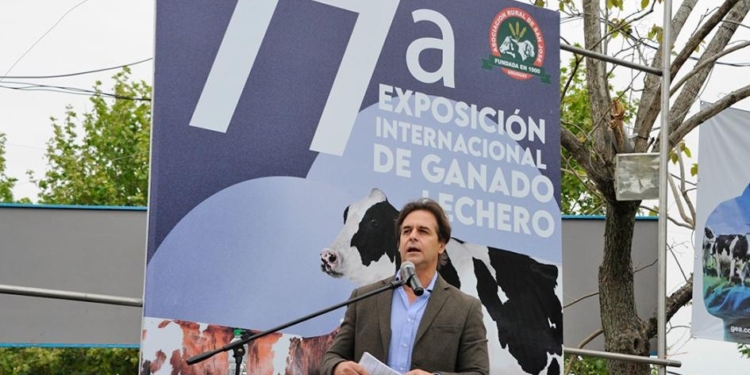 Libre comercio con China: Lacalle Pou visitó una expo lechera para asegurar que “no es achicándose ni cerrándose que el país va a crecer”