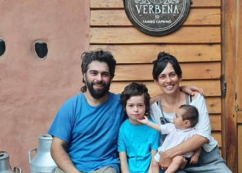 Ignacio y Soledad: La pequeña gran historia de dos jóvenes agrónomos que decidieron producir quesos de cabra (y barritas de dulce de leche) en Yacanto