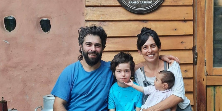 Ignacio y Soledad: La pequeña gran historia de dos jóvenes agrónomos que decidieron producir quesos de cabra (y barritas de dulce de leche) en Yacanto